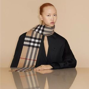 NWOT Burberry Classic Check Cashmere Scarf